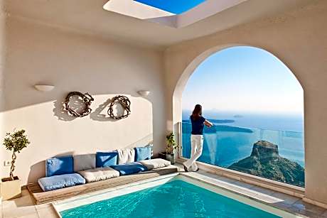 Grand Suite with Private Heated Pool and Caldera View