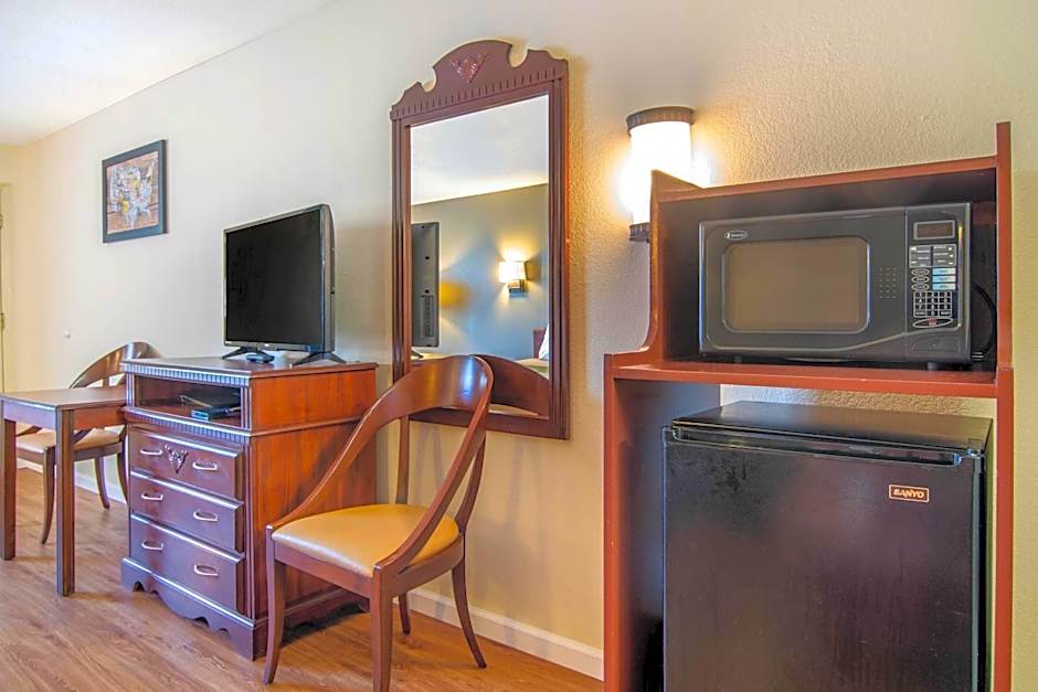 Econo Lodge Inn & Suites
