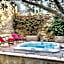 La Maison des Vendangeurs - TABLE D'HÔTES le soir du jeudi au dimanche- Jacuzzi - Balnéo SPA - ACCES PISCINE pour toutes les chambres sauf STUDIO COQUET- Piscine de mai à mi-octobre