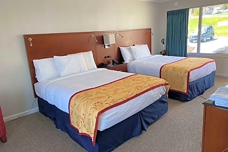 2 queen beds, lakefront view, non-smoking