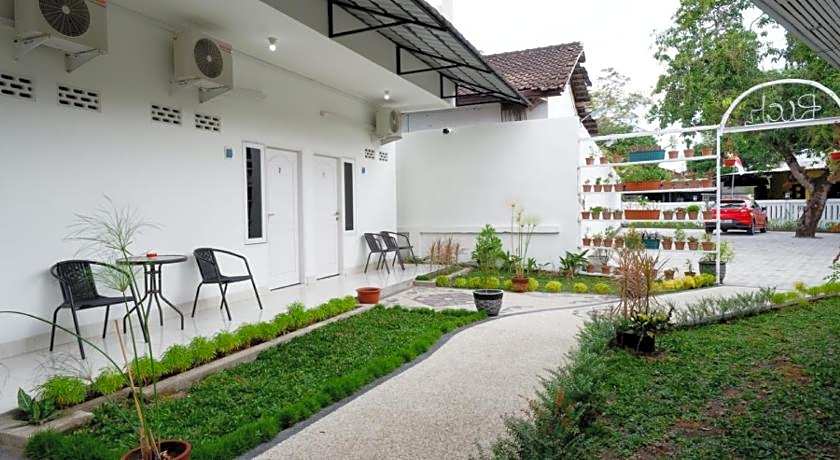 RedDoorz near Mataram University