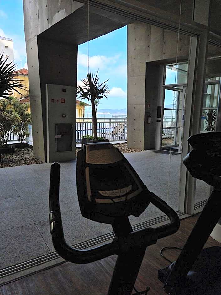 Studio moderno em condomínio de luxo pé na areia