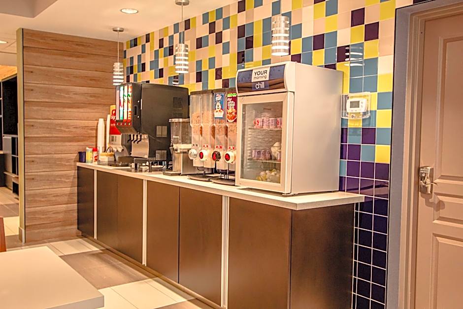 Days Inn & Suites by Wyndham Fort Myers Near JetBlue Park