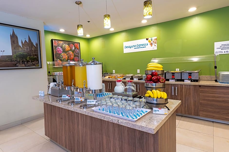 Holiday Inn Express & Suites Guadalajara Aeropuerto By IHG