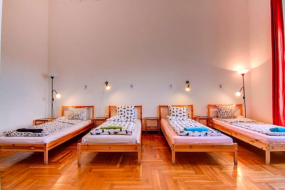 Pal's Hostel and Apartments