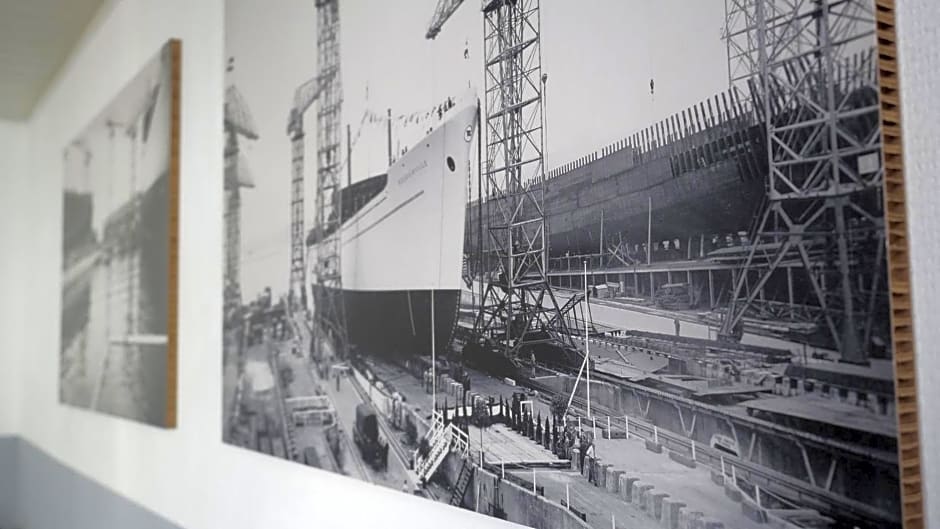 Houseboat apartment with water terrace, free bikes & fast wifi