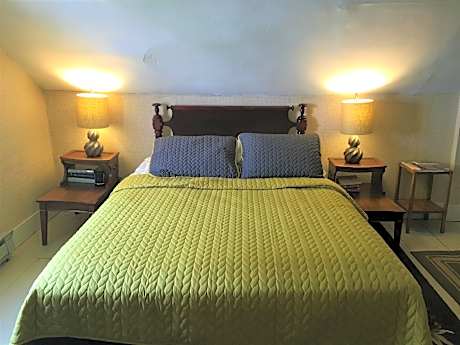 Budget Queen with shared bathroom facilities