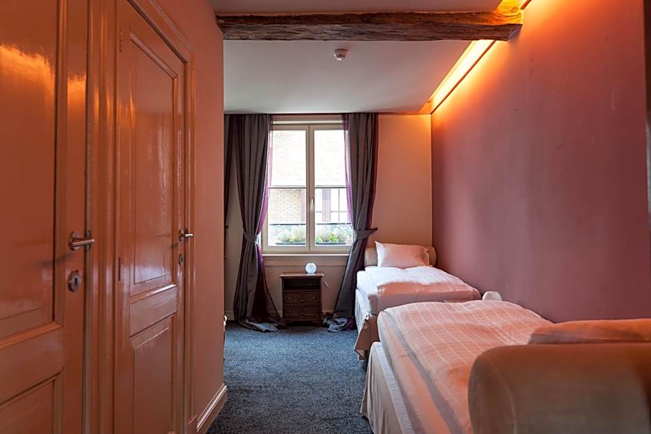 Hotel Diamonds and Pearls