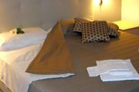 Family Room (2 Adults + 1 Child)