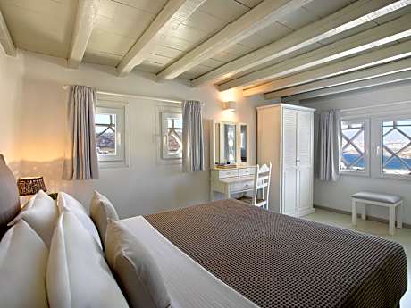 Eclectic One Bedroom House Sea View