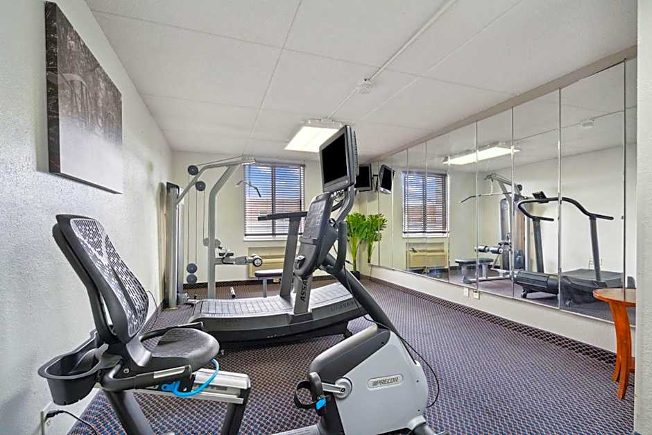 Econo Lodge Inn & Suites Waterloo Downtown