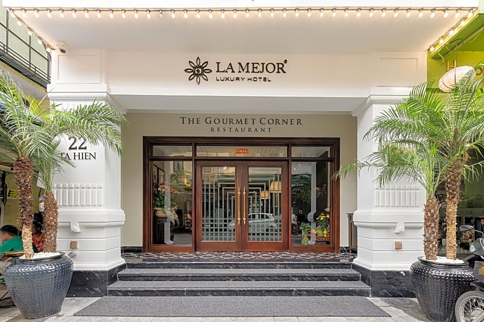 La Mejor Hotel & Sky Bar