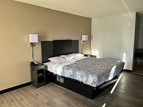 1 FULL BED | MOBILITY ACC TUB SMK MICFRIDG