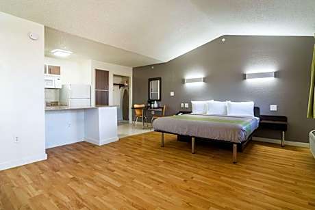 Deluxe King Room - Non-Smoking