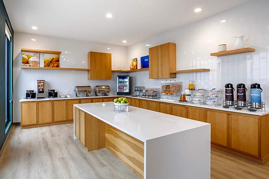 Comfort Inn & Suites Newark Liberty International Airport