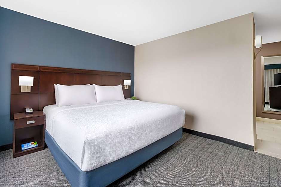 Courtyard by Marriott Manchester-Boston Regional Airport