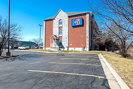 Motel 6-Olathe, KS