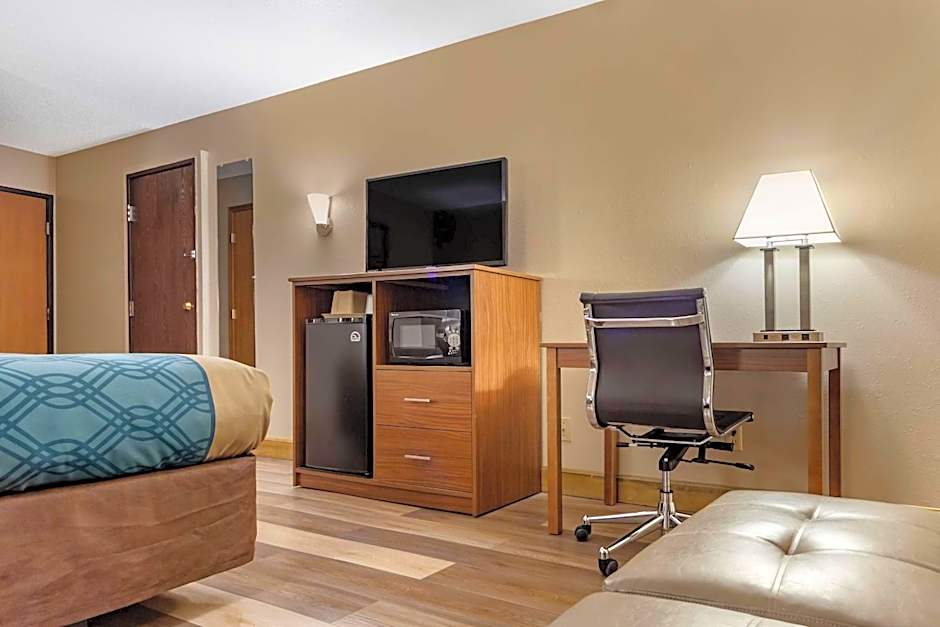 Econo Lodge Hays I-70