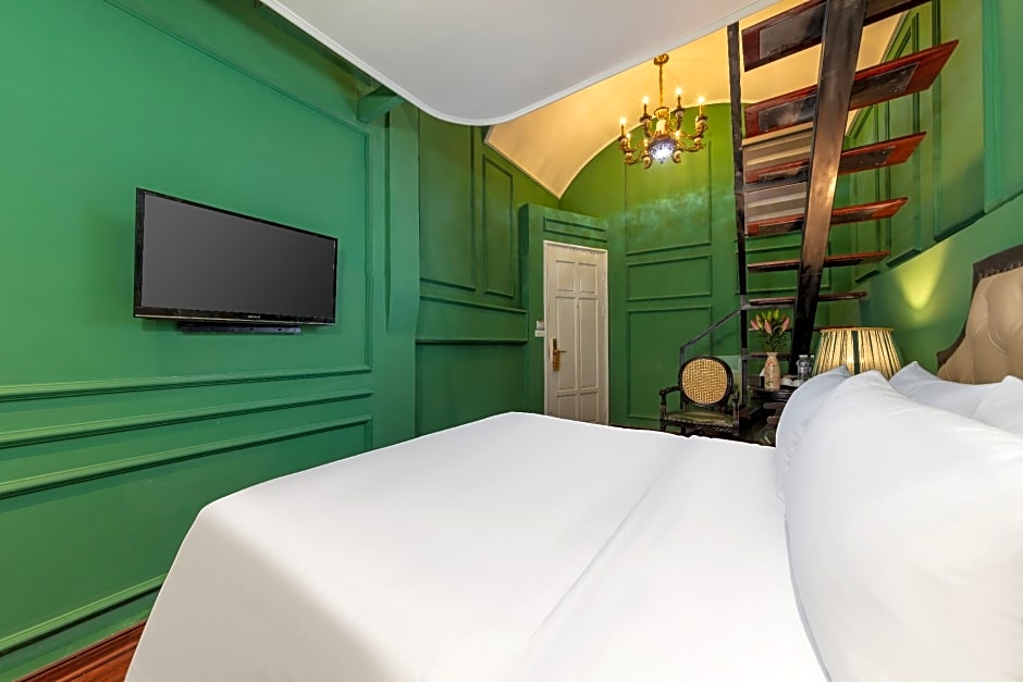 Madelise Adora Hotel and Travel