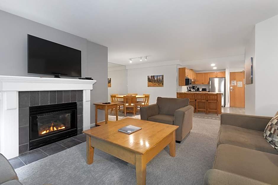 The Woodrun Lodge by Whiski Jack