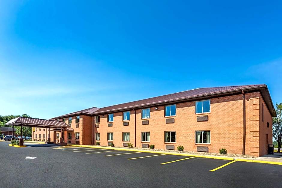 Super 8 by Wyndham Fairmont