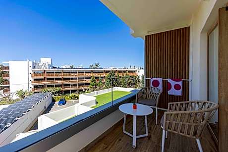 DOUBLE OR TWIN WITH BALCONY CAPACITY 3