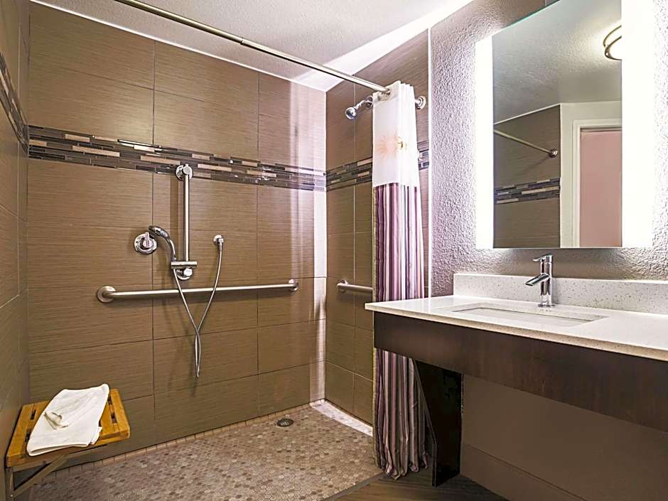 La Quinta Inn & Suites by Wyndham Dallas Plano West
