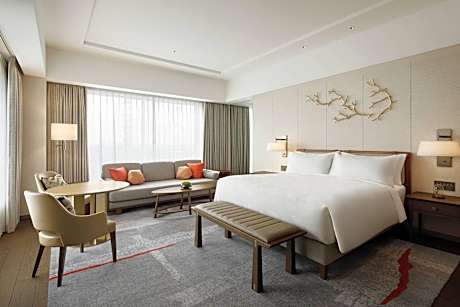Griffin Suite 1 King, Executive lounge access, Junior Suite, 1 King, City view, Corner room