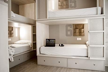 Bed in 6-Bed Mixed Dormitory Room