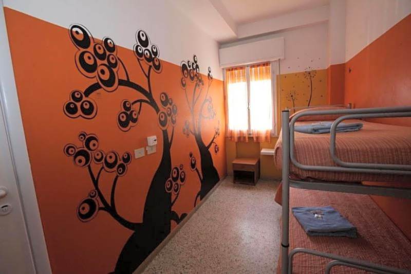 Sunflower Beach Backpacker Hostel & Bar