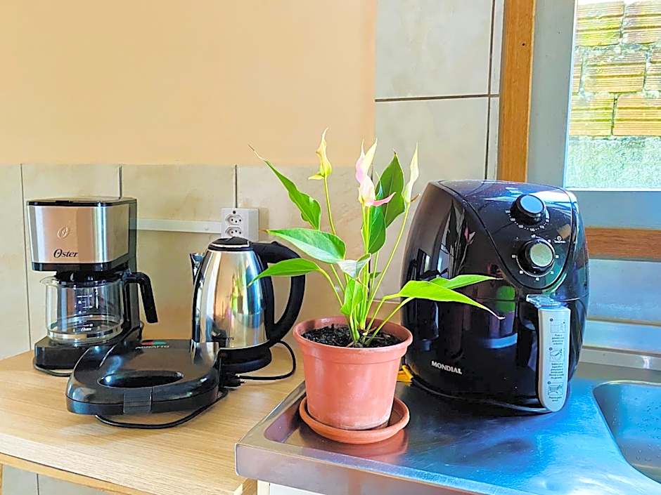 Ambiente ideal para famílias, casa conjulgada com Wi-Fi rápido, cozinha exclusiva e equipada, varanda com churrasqueira - A apenas 1 km da praia e 5 km da charmosa Praia da Vila