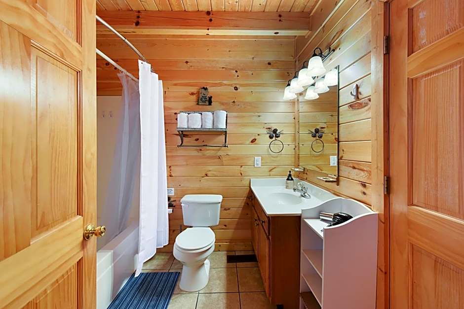 Ryes and Shine Bootlegger's Cabin! Hot Tub* Pool* Arcade* Billiards *EV * Pet Friendly