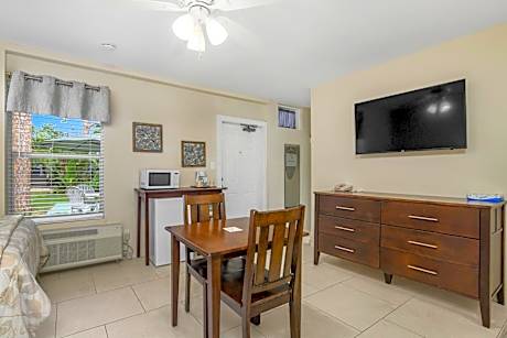 Two Double Beds Room - Poolside