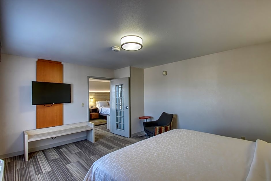 Holiday Inn Express Hotel & Suites Milwaukee Airport