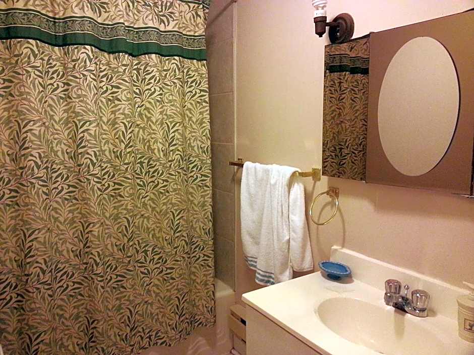 Le Petit Château Montebello B&B