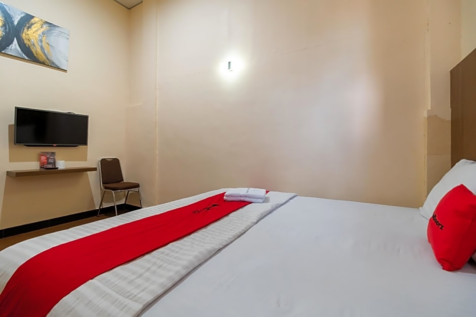 RedDoorz Plus near Ramayana Pematangsiantar
