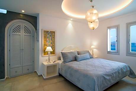 Maisonette Suite with Outdoor Hot Tub & Caldera View