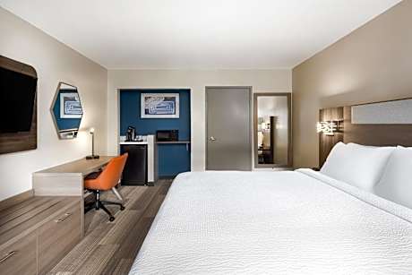 Standard King Room with Accessible Tub - Mobility Access