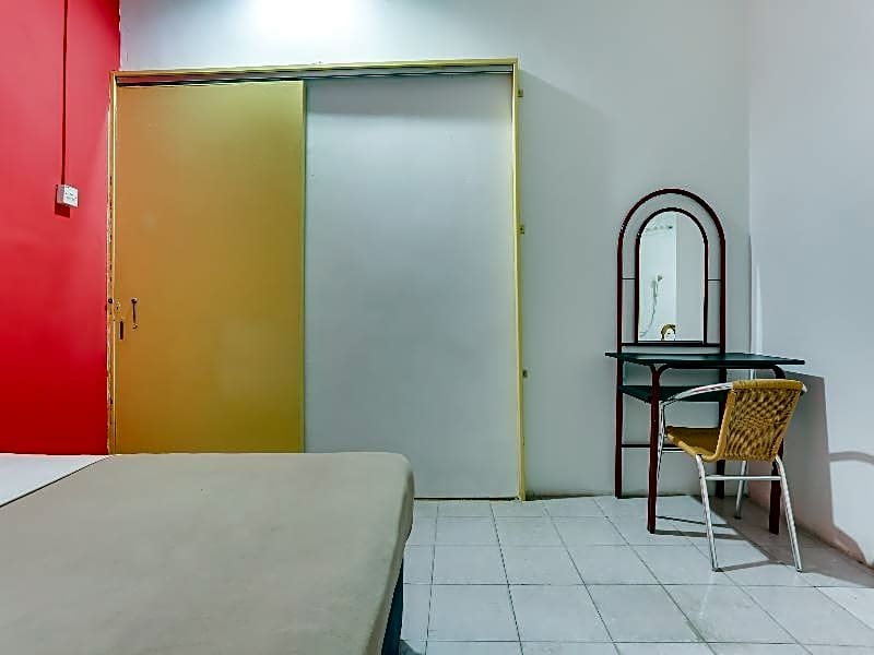 OYO 89615 T Family Hotel