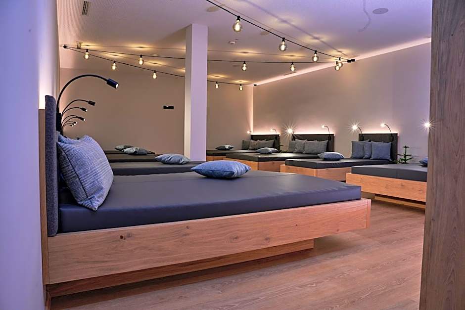 Wellness und Brunch Hotel MorgenZeit beheizter Naturpool mit Sandstrand Genuss Frühstück bis 13 Uhr Hochkönig Sommercard