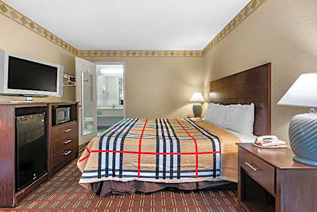 1 King Bed Nonsmoking