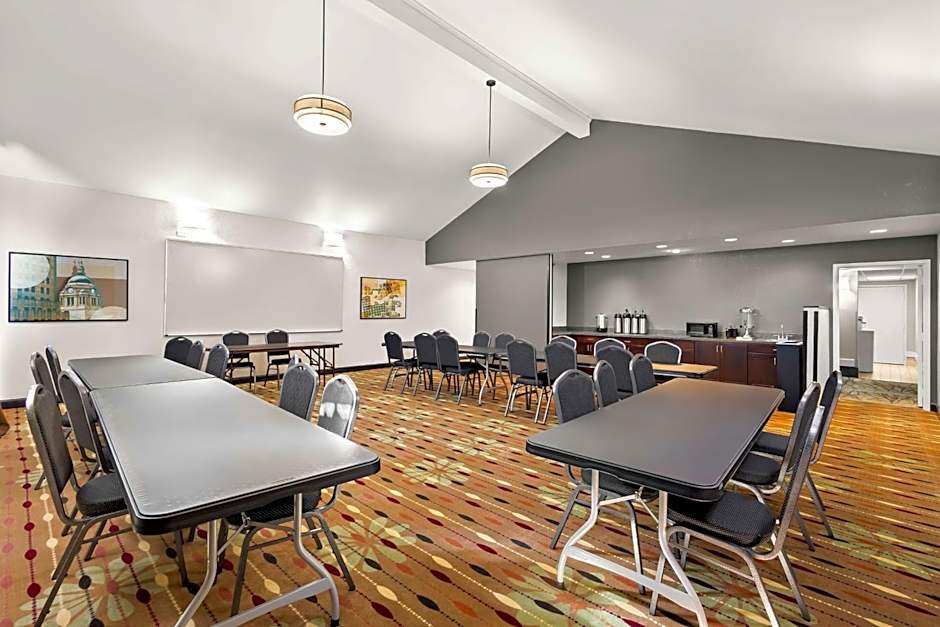 Best Western Luxbury Inn-Fort Wayne
