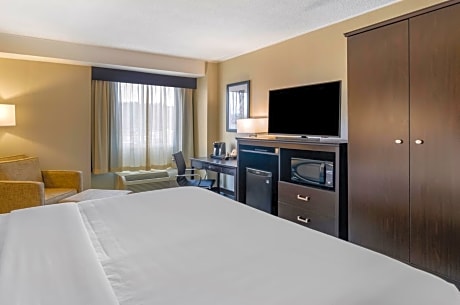 King Room with Roll-In Shower - Disability Access