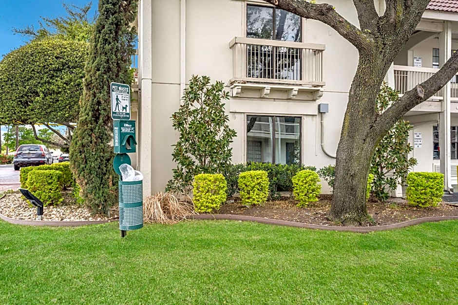 Motel 6 Dallas Market Center