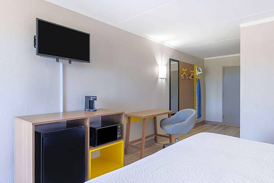 Days Inn & Suites by Wyndham Fayetteville NW Ft Bragg