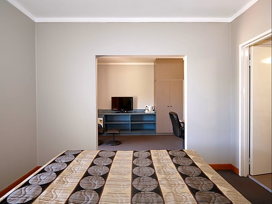 Seasons Hotel Newman