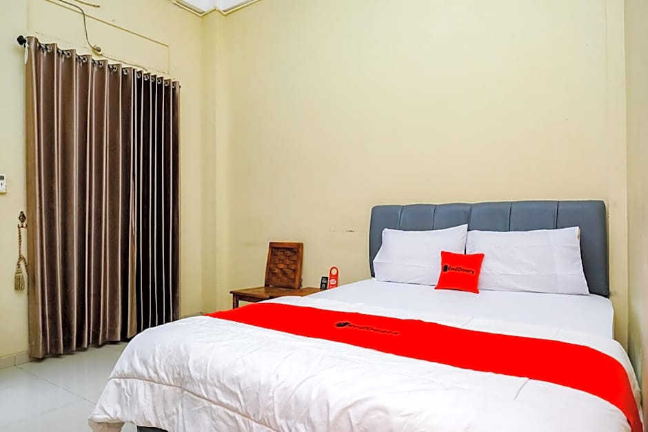 RedDoorz at Kutisari 2 Surabaya