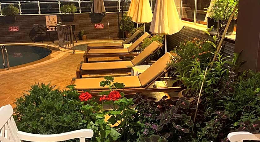 Cleopatra King Apart