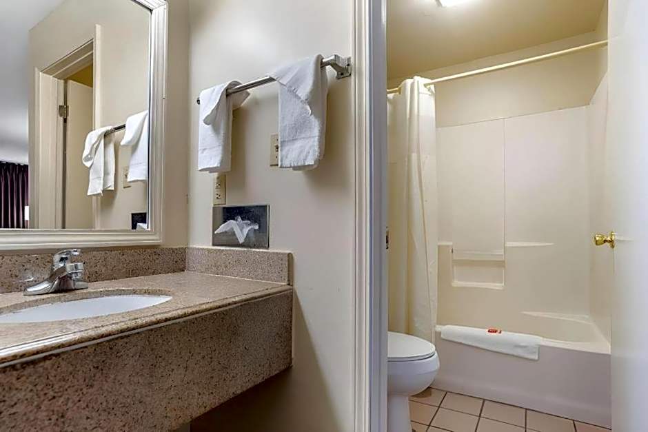Econo Lodge Pearl