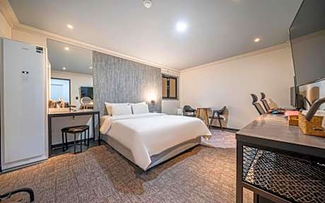 Deluxe Queen Room